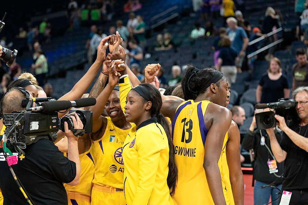 Los Angeles Sparks huddlng