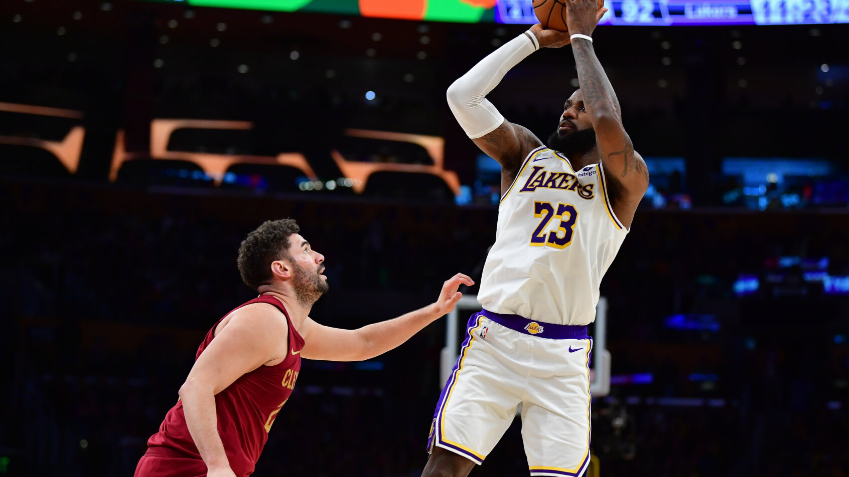 Los Angeles Lakers forward LeBron James shoots over Cleveland Cavaliers forward Georges Niang