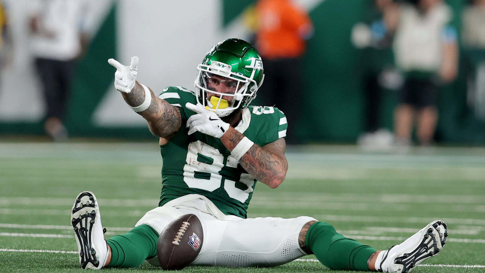 New York Jets tight end Tyler Conklin signals first down