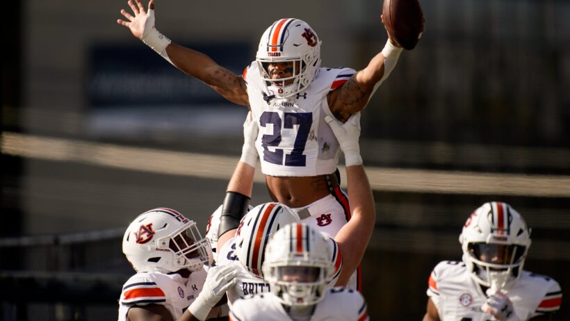 Auburn running back Jarquez Hunter celebrates his touchdown
