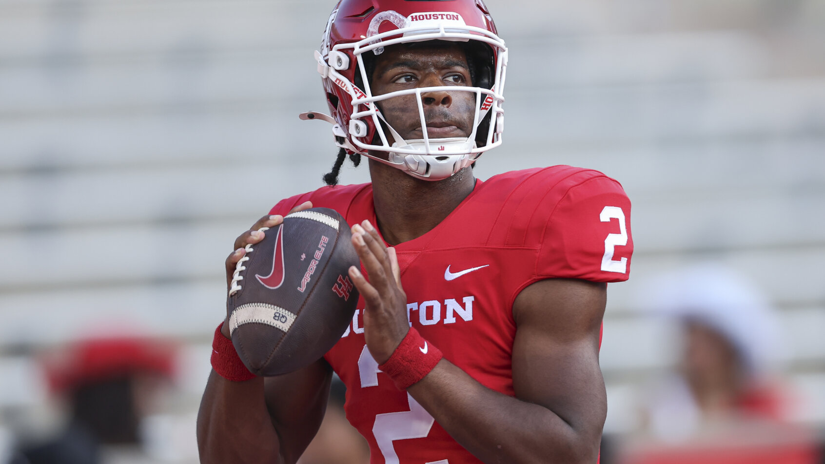 Houston Cougars quarterback Zeon Chriss warms up