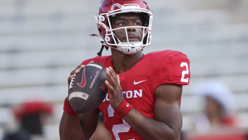 Houston Cougars quarterback Zeon Chriss warms up