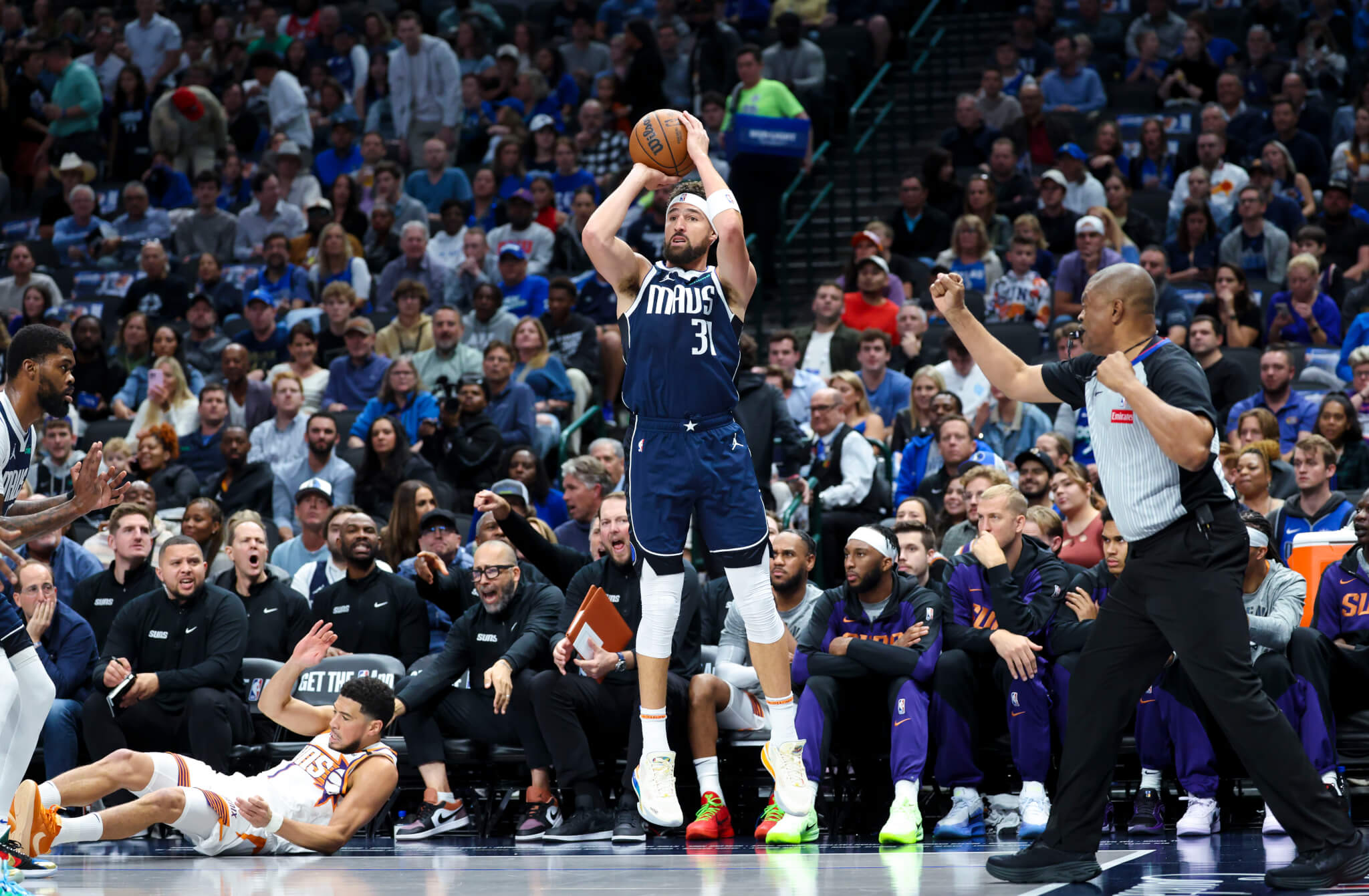 Dallas Mavericks guard Klay Thompson shooting a three