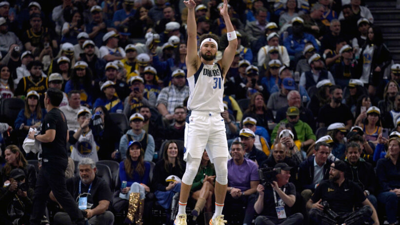 Dallas Mavericks guard Klay Thompson shooting a three