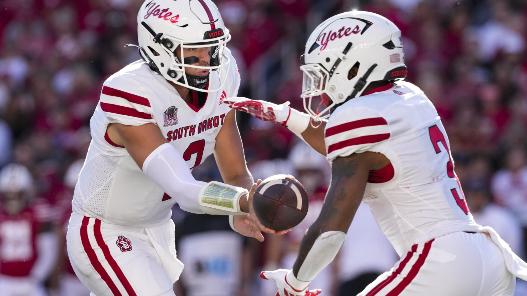 Aidan Bouman hands football off to Charles Pierre Jr.