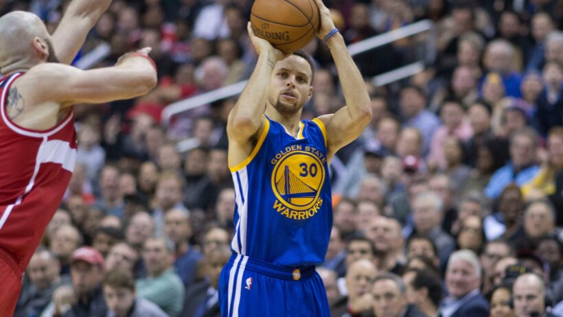 Steph Curry shoots over Marcin Gortat.
