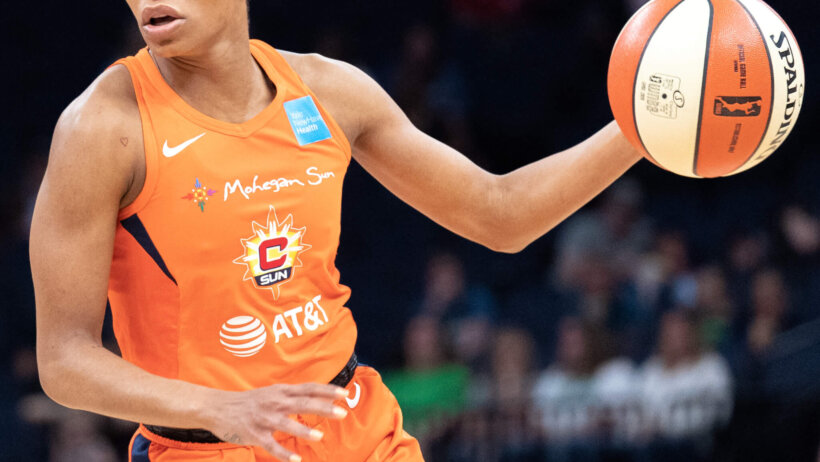 Jasmine Thomas dribbling basketball