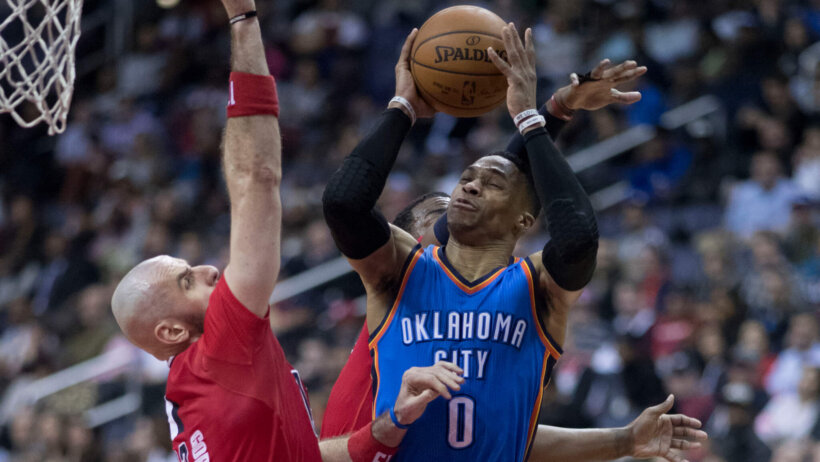 Russell Westbrook shooting over Marcin Gortat