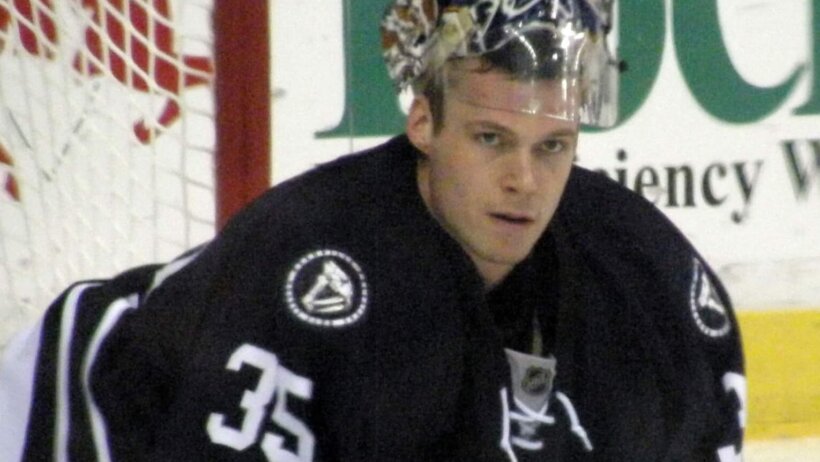 Pekka Rinne Nashville goalie stretching