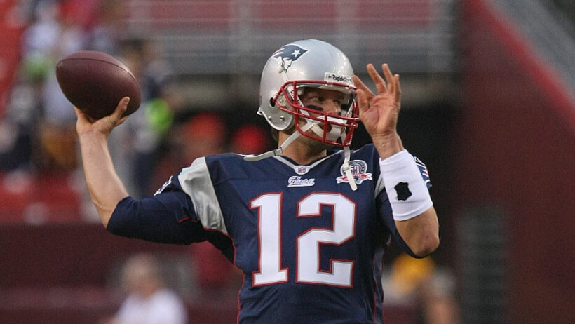 Tom Brady throwing
