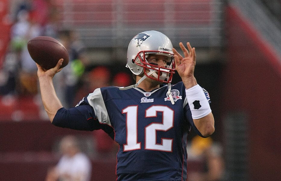 Tom Brady throwing
