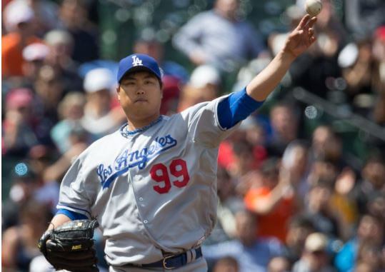 Hyun-Jin Ryu pitching for the Dodgers.