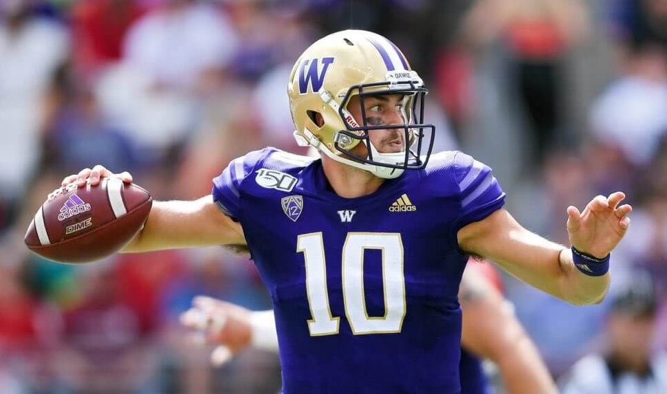 Jacob Eason throwing a pass