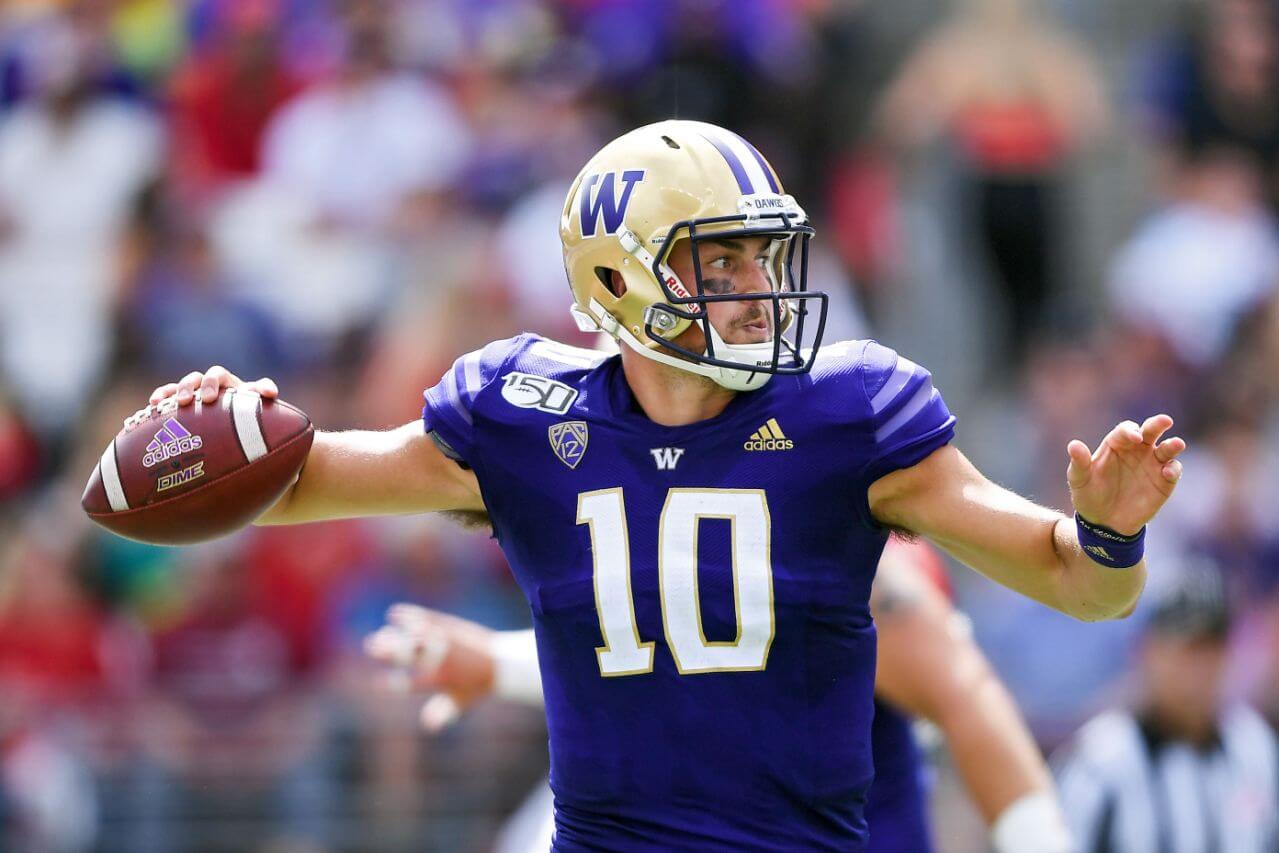 Washington Huskies QB Jacob Eason throws the ball