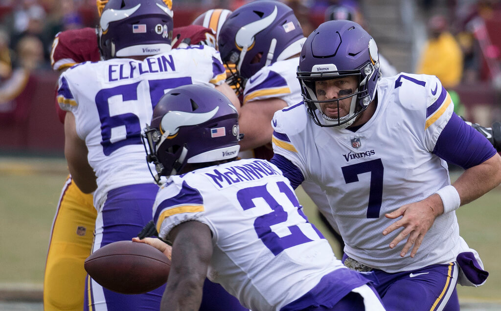 Vikings QB Case Keenum hands off to running back Jerrick McKinnon