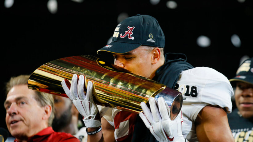Alabama DB DB Minkah Fitzpatrick kissing the 2018 National Championship trophy