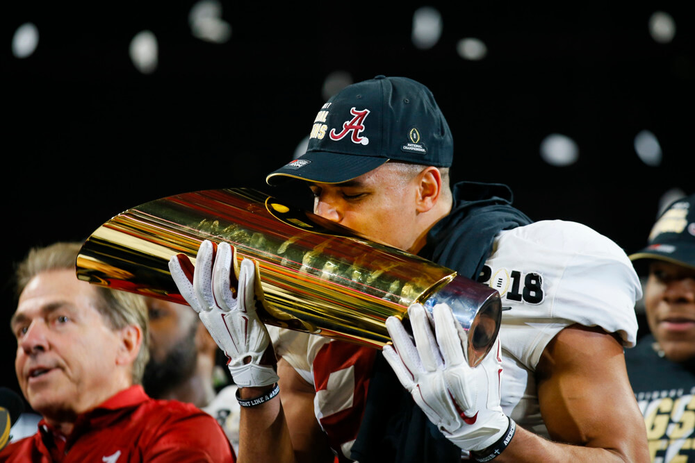 Alabama DB DB Minkah Fitzpatrick kissing the 2018 National Championship trophy