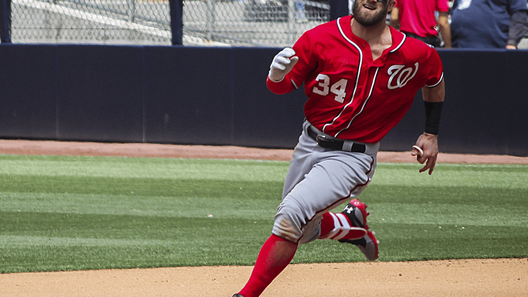 Nationals RF Bryce Harper rounding second base.
