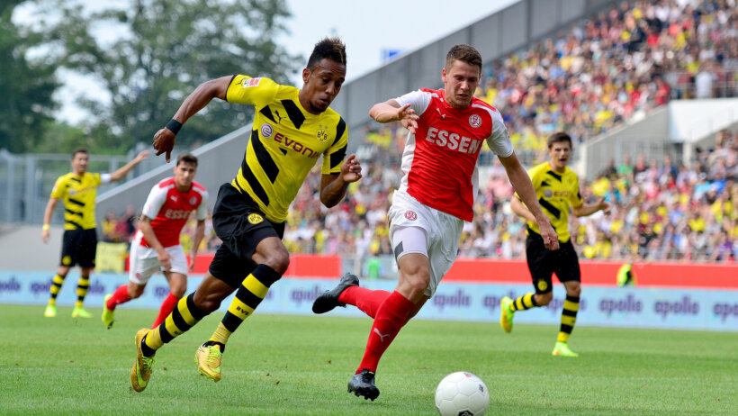 Pierre-Emerick Aubameyang out-paces his opponent