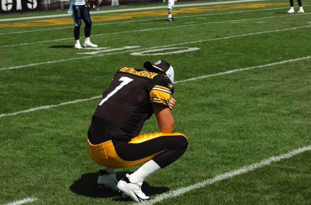 Steelers QB Ben Roethlisberger crouching