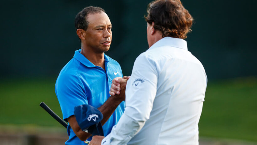 Tiger Woods Phil Mickelson shaking hands