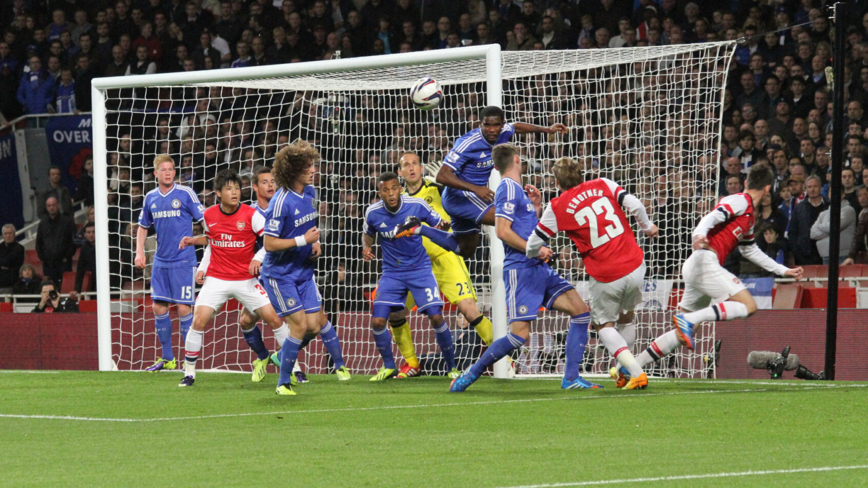 Chelsea defends a corner vs Arsenal