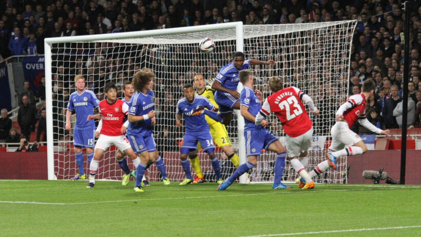 Chelsea defends a corner vs Arsenal