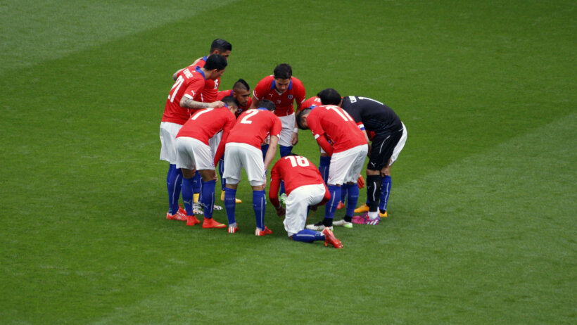 chile squad huddle before shootouts