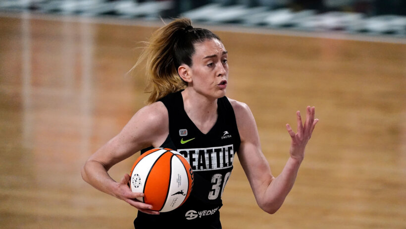 Breanna Stewart dribbling baskebtall