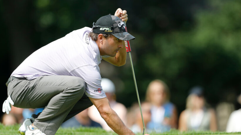 Kevin Kisner gets set for a putt