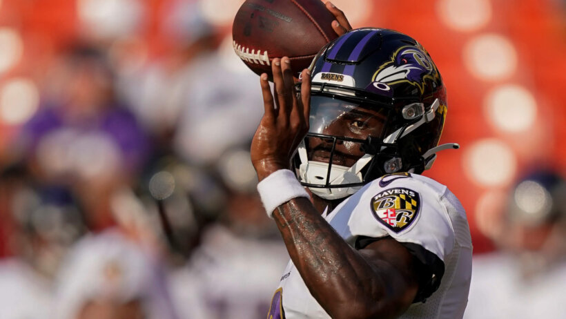 Lamar Jackson throwing pass