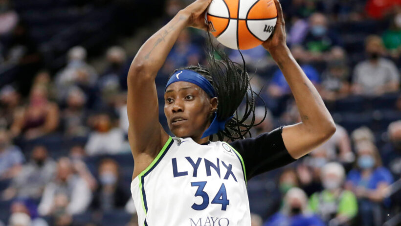 Sylvia Fowles posting up