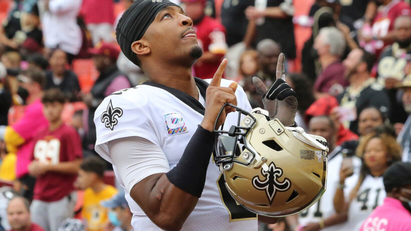 Jameis Winston helmet off pointing upwards