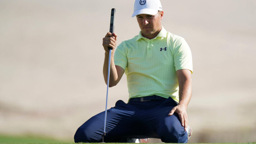 Spieth crouches