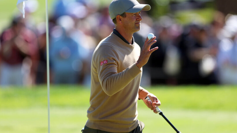 Adam Scott acknowledges the crowd