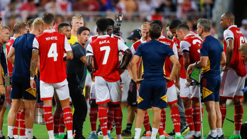 Arsenal head coach Mikel Arteta talks to his players