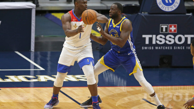 Zion Williamson passing ball out of post