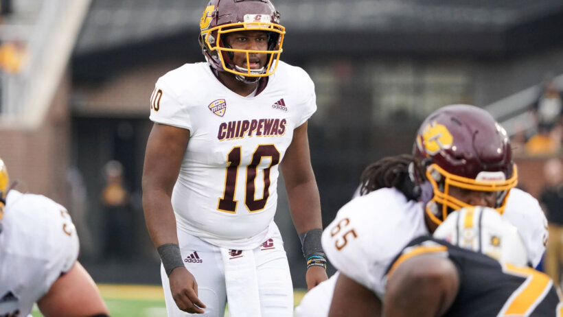 Central Michigan Chippewas quarterback Daniel Richardson readies for the snap