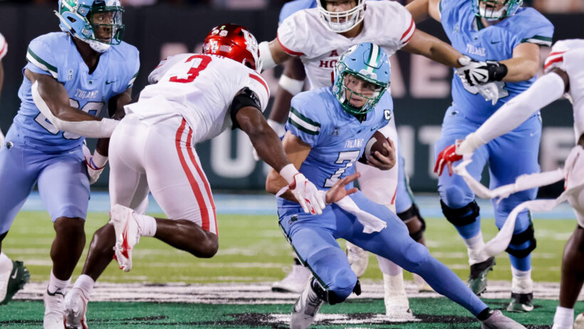 Tulane Green Wave quarterback Michael Pratt scrambles against Houston Cougars linebacker Donavan Mutin