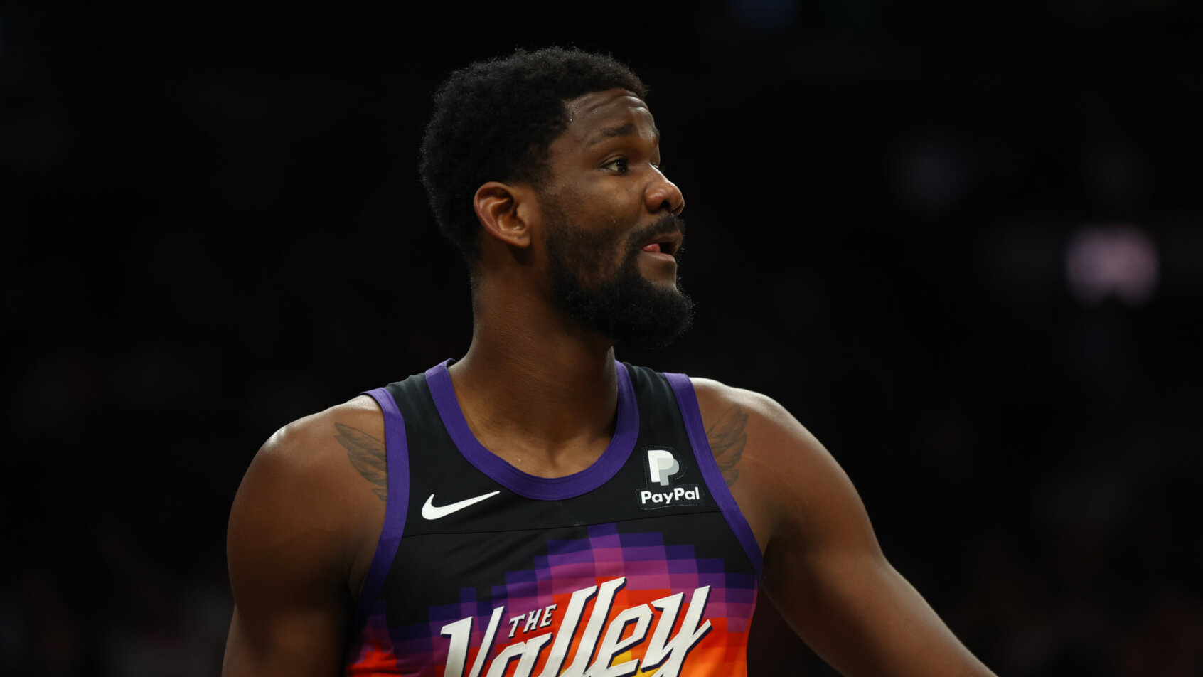 Suns center Deandre Ayton.