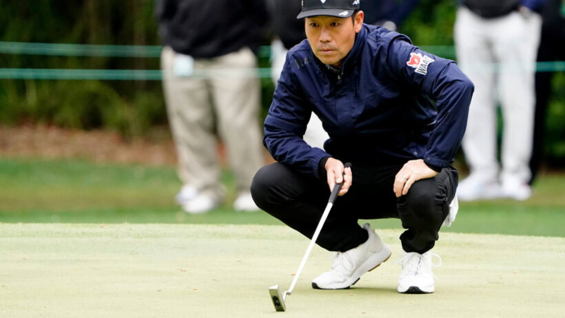 Kevin Na lines up a putt