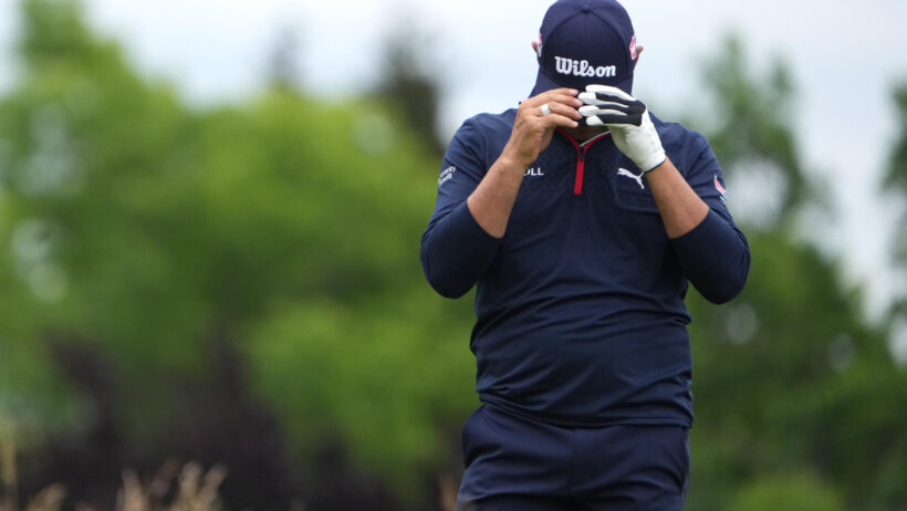 Gary Woodland hangs his head