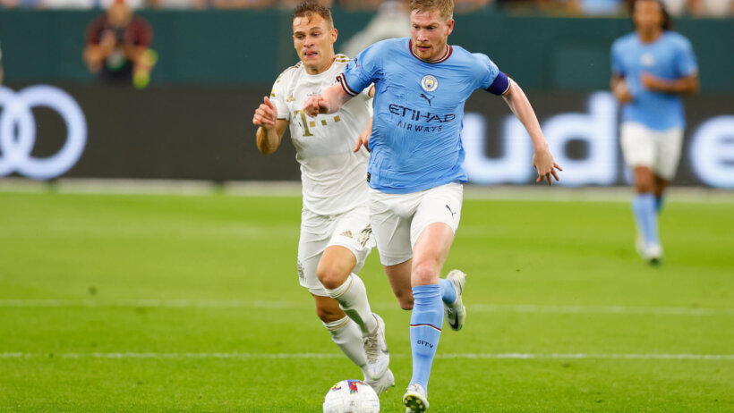 Manchester City FC midfielder Kevin De Bruyne (17) controls the ball