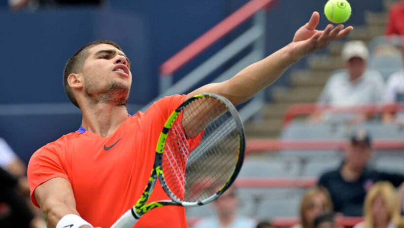 Carlos Alcaraz serve