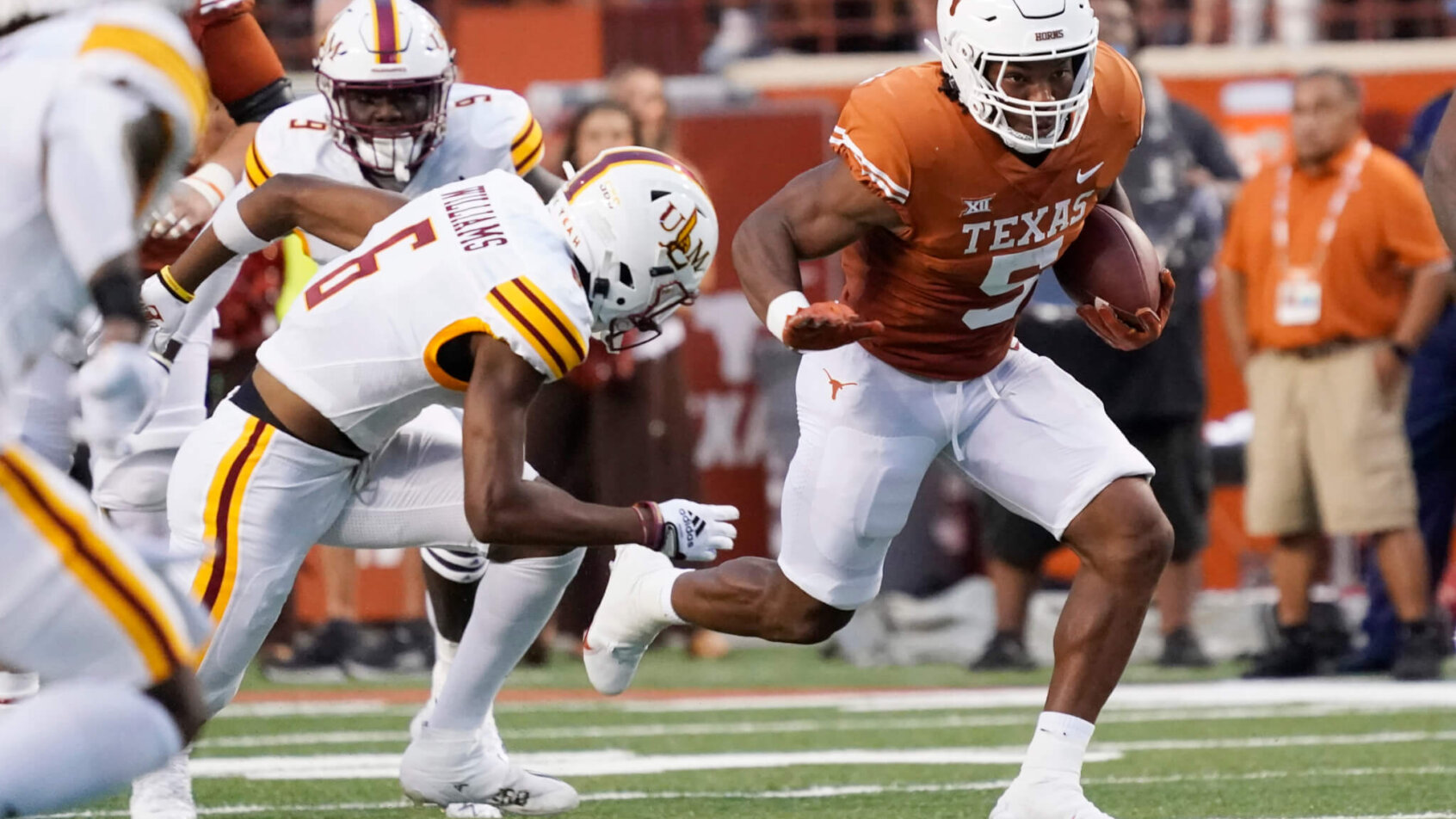 Texas Longhorns running back Bijan Robinson rushes for yards