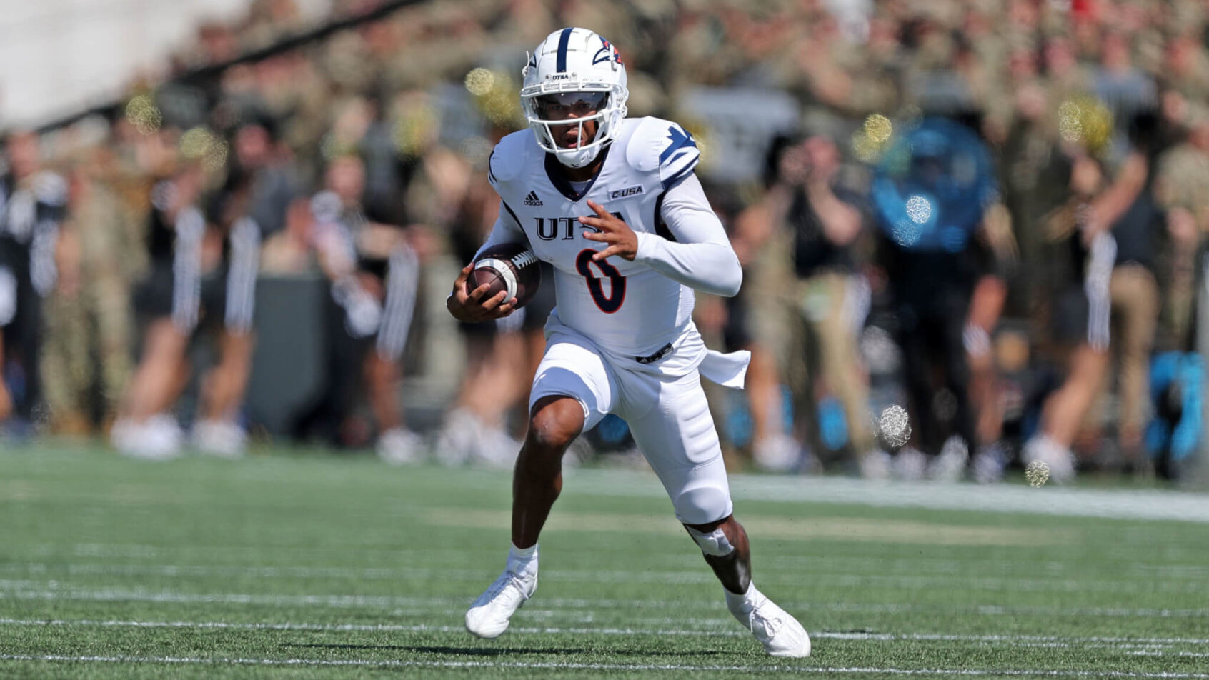 UTSA Roadrunners quarterback Frank Harris runs with the ball