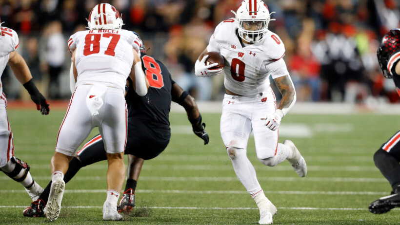 Wisconsin Badgers running back Braelon Allen runs the ball