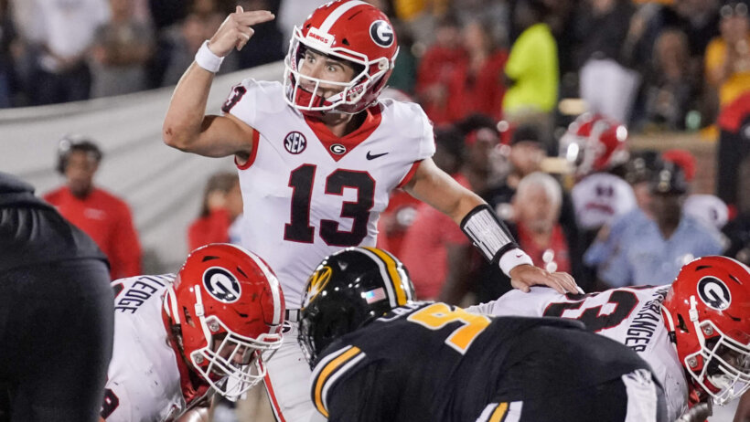 Georgia Bulldogs quarterback Stetson Bennett under center