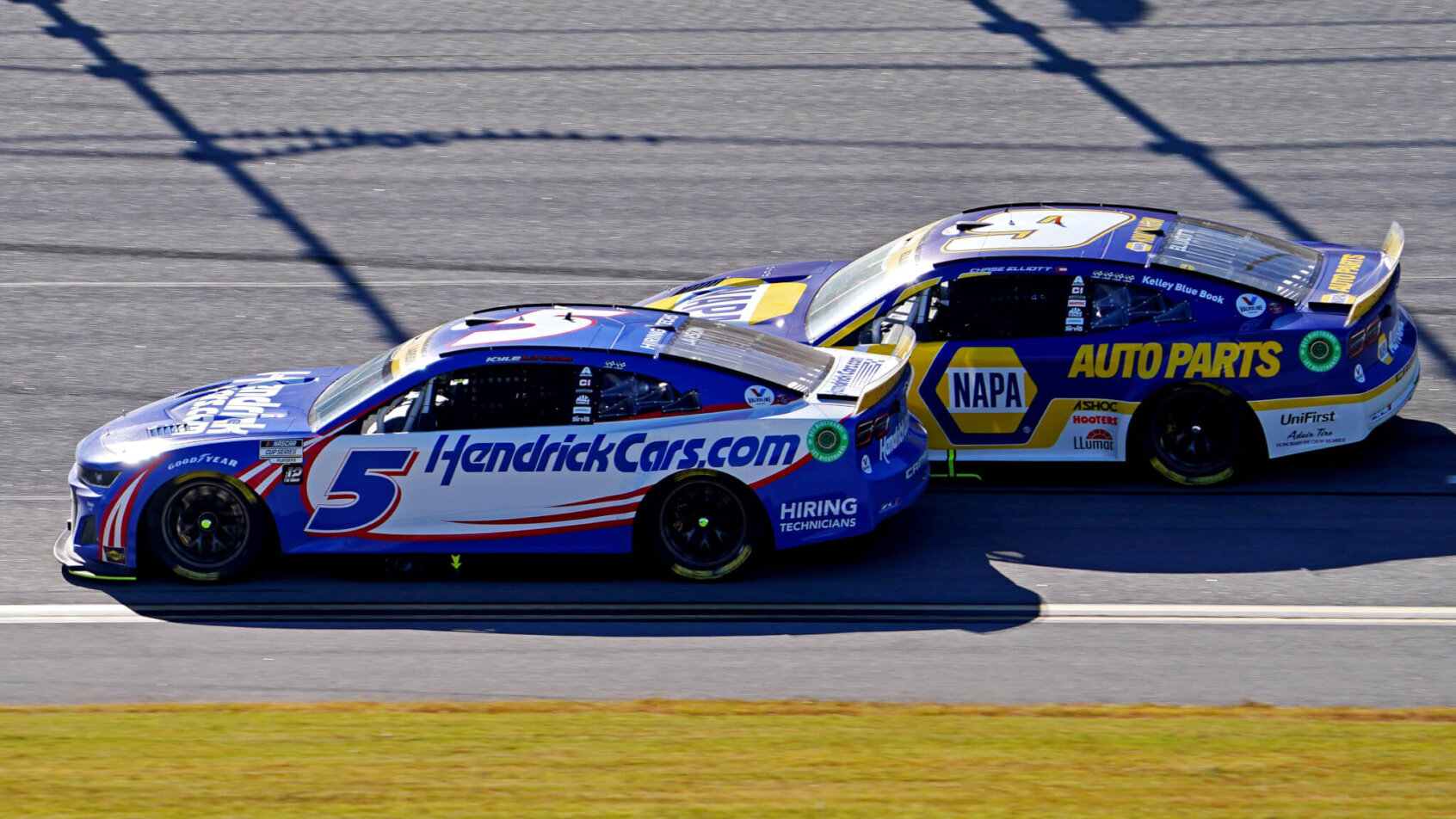 NASCAR Cup Series drivers Kyle Larson and Chase Elliott side by side