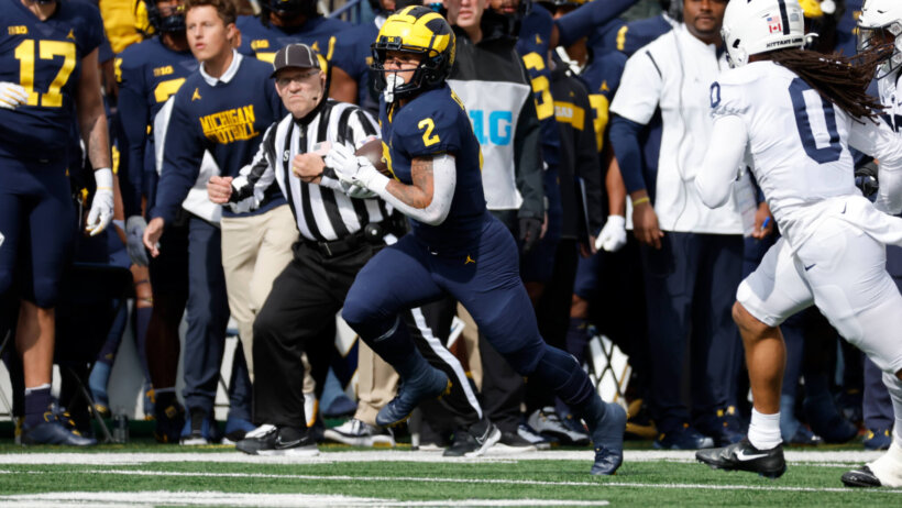 Michigan Wolverines running back Blake Corum running with the ball
